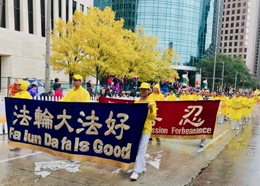 Image for article Houston, Texas: practicantes de Falun Dafa en el Desfile de Acción de Gracias