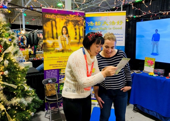 Image for article ​Toronto, Canadá: Los asistentes al Festival de las Luces de Navidad aprenden Falun Dafa