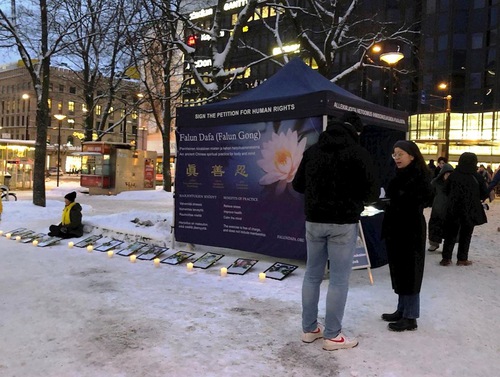 Image for article Helsinki, Finlandia: Presentando Falun Dafa en una vigilia con velas en el Día de los Derechos Humanos