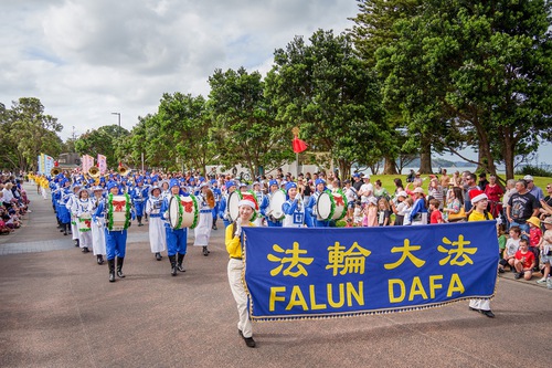 Image for article Nueva Zelanda: Practicantes de Falun Dafa participan en 20 desfiles navideños y obtienen reconocimientos