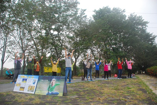 Image for article Chiayi, Taiwán: Los practicantes realizan actividades junto al lago Renyi para generar conciencia sobre la persecución