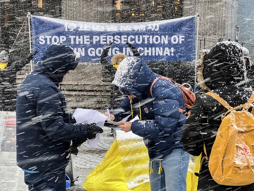 Image for article Ni siquiera una tormenta de nieve impide a los practicantes de Falun Dafa aclarar la verdad