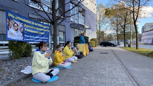 Image for article Múnich, Alemania: Practicantes de Falun Dafa se manifiestan pacíficamente frente al consulado chino
