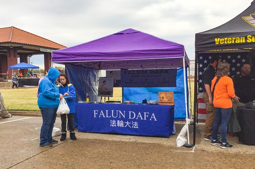 Image for article Little Rock, Arkansas: promoviendo Falun Dafa en eventos comunitarios