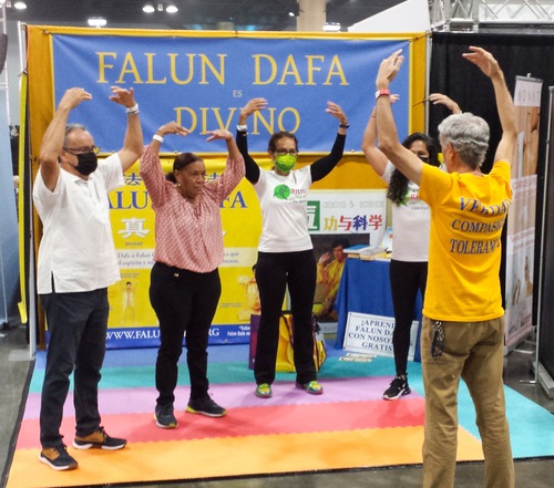 Image for article Puerto Rico: los asistentes a la Expo Baby Boomers, felices de aprender Falun Dafa