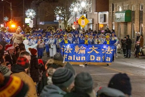 Image for article Canadá: la Banda Marchante Tian Guo participa en el desfile de Papá Noel