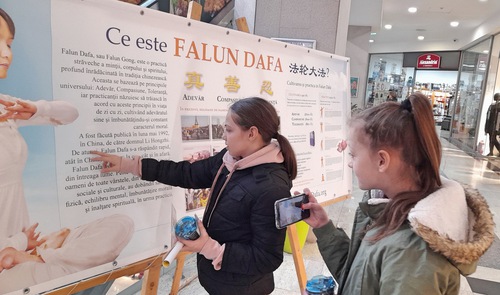 Image for article ​Rumania: presentación de Falun Dafa en la Exposición de la Salud Cuerpo, Mente y Espíritu
