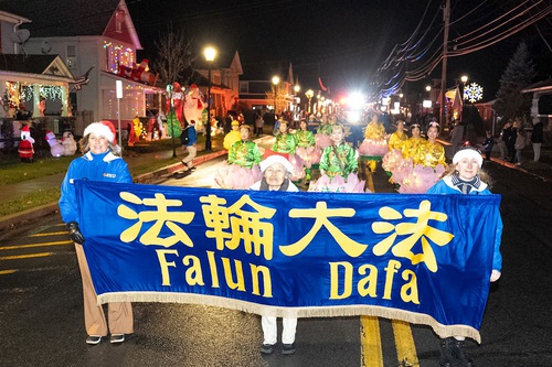 Image for article Nueva York: Practicantes llevan las bendiciones de Falun Dafa a dos desfiles navideños