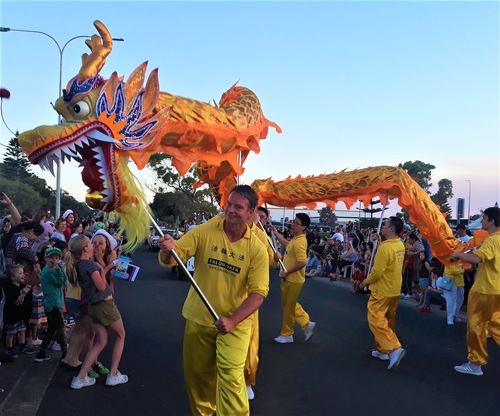Image for article Banbury, Australia Occidental: espectadores elogian a Falun Dafa en el Desfile de Navidad