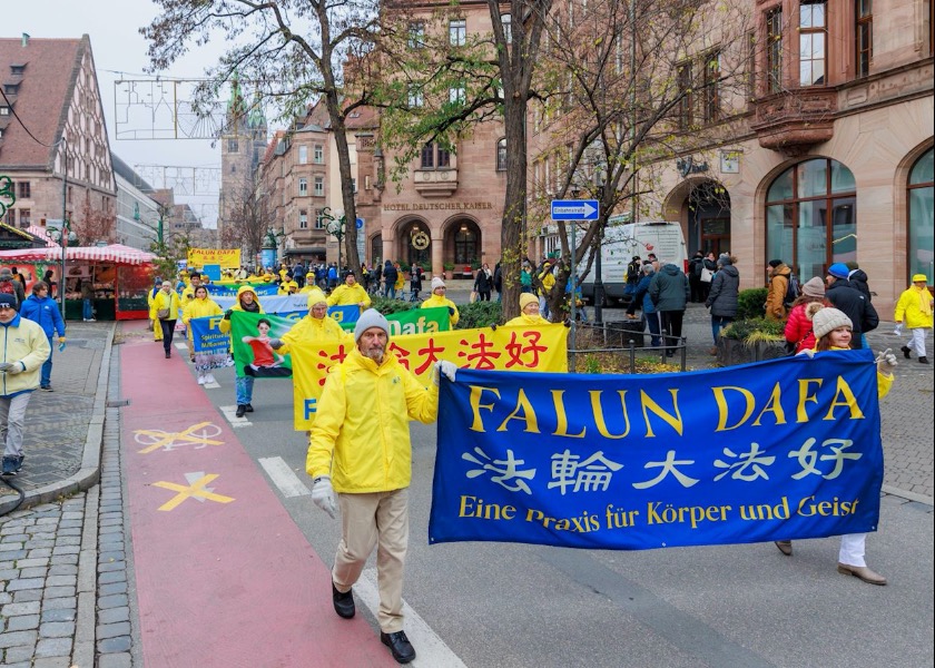 Image for article Núremberg, Alemania: Apoyo popular a Falun Dafa en el desfile del Día de los Derechos Humanos