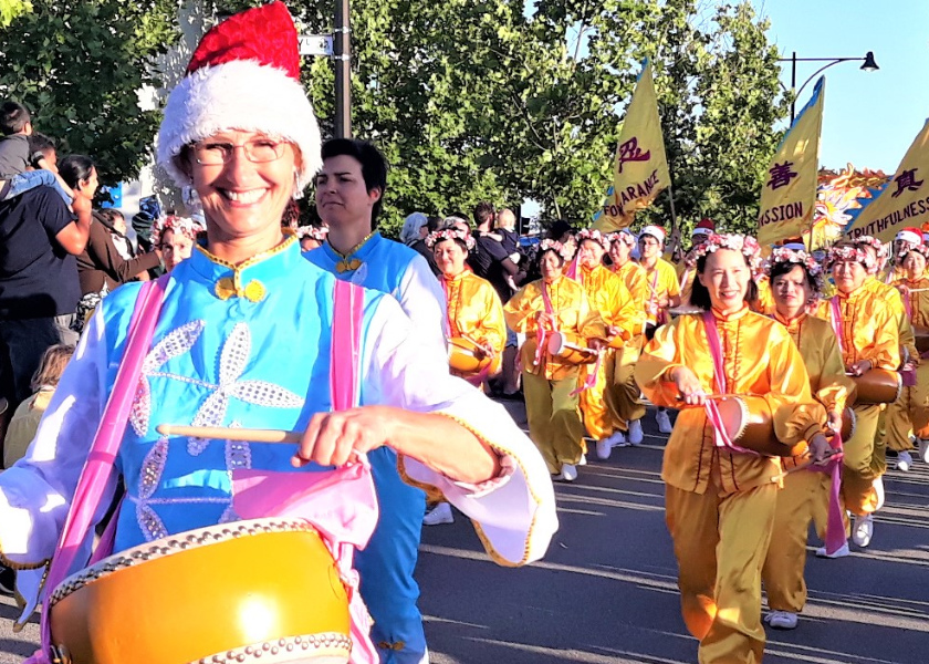 Image for article Australia Occidental: los practicantes de Falun Gong, elogiados por su inspiradora actuación en el desfile de Navidad