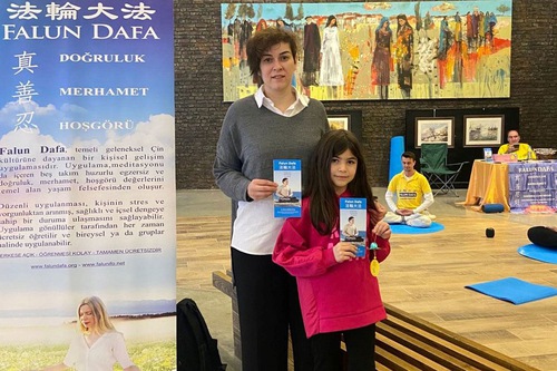 Image for article ​Ankara, Turquía: Presentación de Falun Dafa en un Centro Comercial