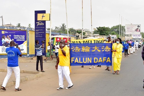 Image for article África: Los practicantes realizan un desfile y desean al Maestro Li un feliz Año Nuevo para celebrar el 10º aniversario de la introducción de Falun Dafa en Togo