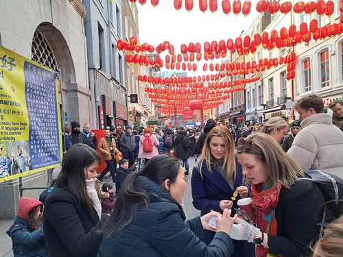 Image for article Londres, Reino Unido: Los practicantes generan consciencia sobre la persecución en el Año Nuevo Chino