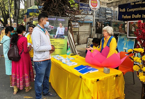 Image for article India: Presentación de Falun Dafa en la feria 