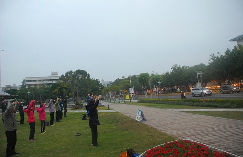 Image for article Chiayi, Taiwán: Practicantes de Falun Dafa se reúnen en Chiayi para saludar el amanecer del Año Nuevo