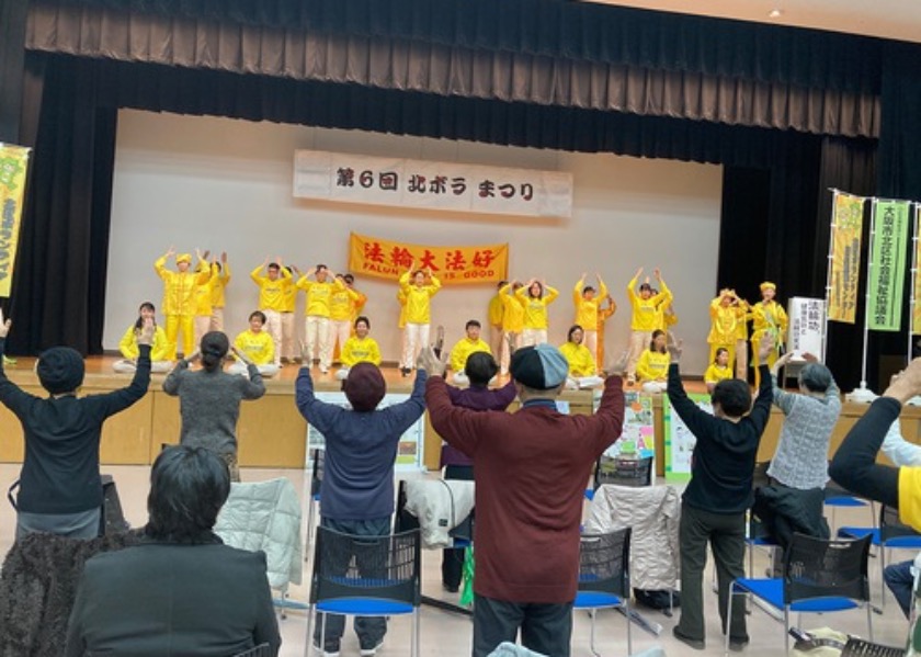 Image for article Osaka, Japón: La gente aprende los ejercicios de Falun Dafa en un evento local