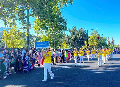 Image for article Adelaida, Sur de Australia: Los practicantes muestran la belleza de Falun Dafa en el Desfile del Día de Australia