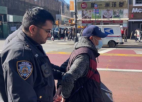Image for article ​Nueva York: Hombre detenido y acusado de agresión por atacar un puesto de Falun Dafa