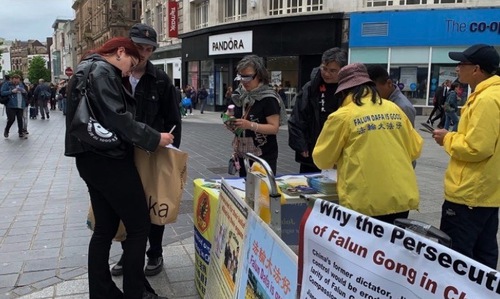 Image for article Liverpool, Gran Bretaña: Generar conciencia sobre Falun Dafa en las celebraciones del Año Nuevo Chino