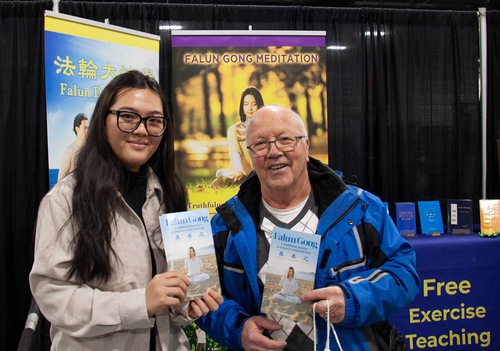 Image for article Toronto: asistentes al espectáculo de golf y viajes se informan sobre Falun Dafa