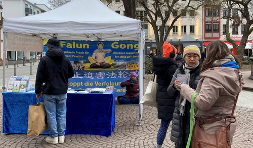 Image for article Alemania: Un puesto atrae apoyo al fin de la persecución a Falun Dafa en China