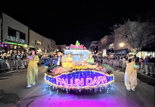 Image for article Practicantes de Falun Dafa participan en el desfile anual de luces del suroeste de Colorado