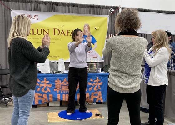Image for article Winnipeg, Canadá: Presentación de Falun Dafa en la Exposición de Salud y Bienestar