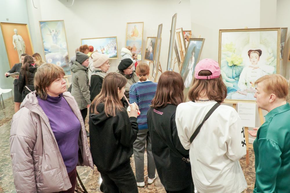 Image for article Moscú, Rusia: la Exposición internacional “El Arte de Zhen Shan Ren” despierta el interés por Falun Dafa