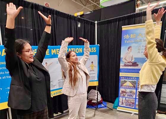 Image for article ​Canadá: La gente se informa sobre Falun Dafa en el Salón Nacional del Hogar de Toronto