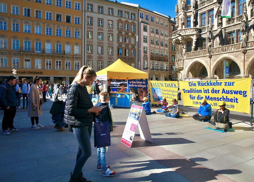 Image for article Munich, Alemania: Practicantes realizan actividades para presentar Falun Dafa y exponer la persecución del régimen comunista chino durante décadas