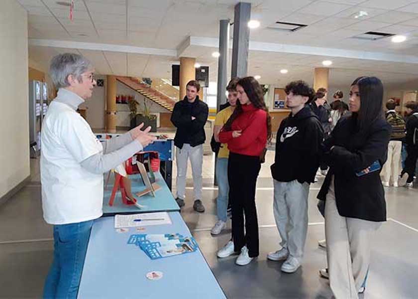 Image for article Francia: Presentación de Falun Dafa a estudiantes y profesores de preparatoria