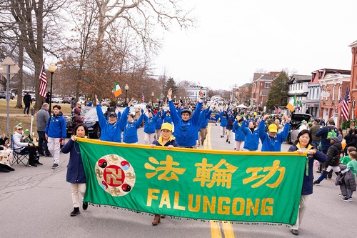 Image for article Orange County, Nueva York: Practicantes de Falun Dafa elogiados por participar en los desfiles del Día de San Patricio