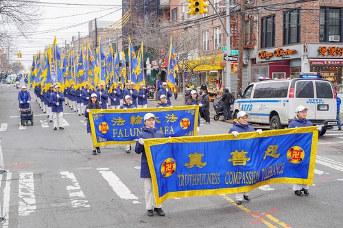 Image for article Nueva York: Espectadores chinos elogian a Falun Dafa durante un gran desfile