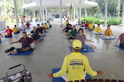 Image for article Indonesia: residentes conocen Falun Dafa y se informan sobre la persecución en China