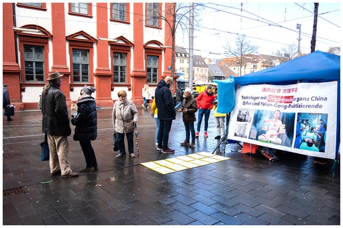 Image for article Mannheim, Alemania: La gente firma una petición para poner fin a la persecución a Falun Gong
