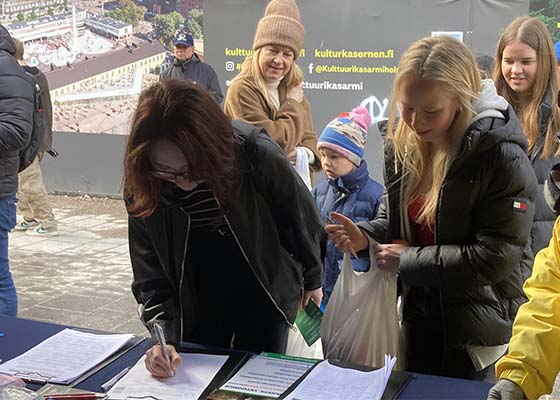 Image for article Finlandia: Los habitantes de Helsinki firman una petición para oponerse a la persecución a Falun Dafa en China