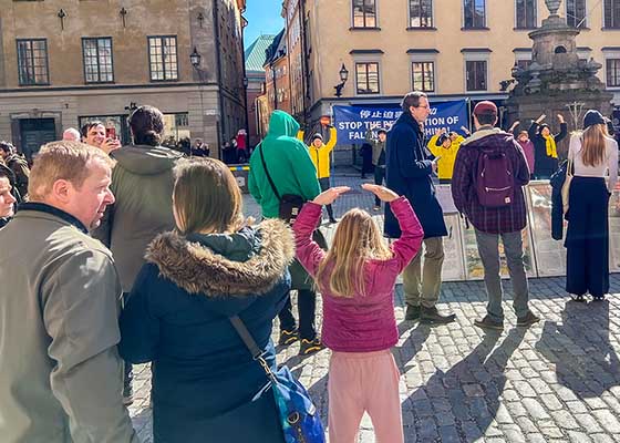Image for article Suecia: Los turistas elogian el poder de la compasión y animan a los practicantes a acabar con la persecución