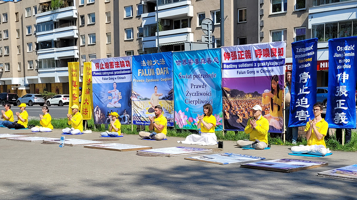 Image for article Polonia: El público condena la persecución durante un evento en Varsovia para conmemorar la Apelación Pacífica del 25 de Abril