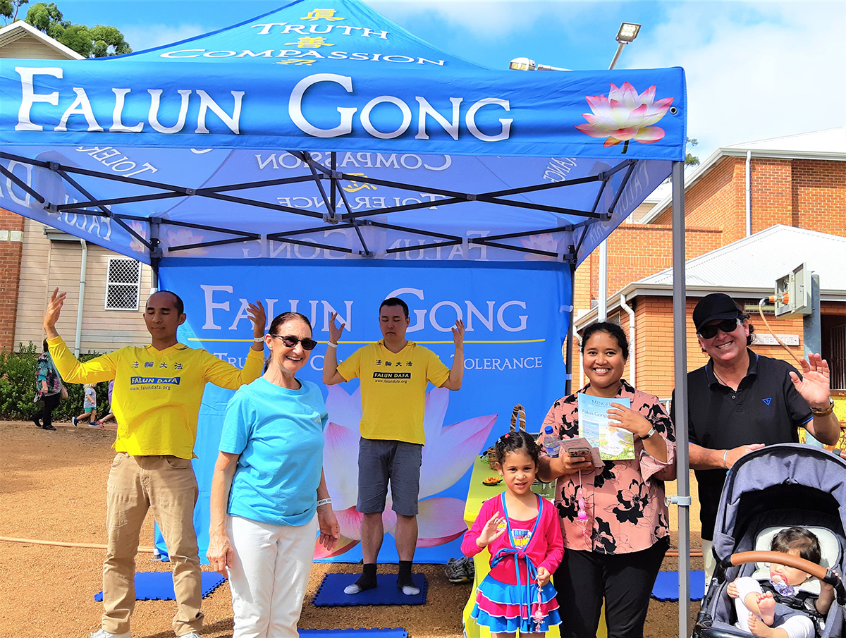 Image for article Kalamunda, Australia: dando a conocer Falun Dafa en uno de los acontecimientos de la comunidad