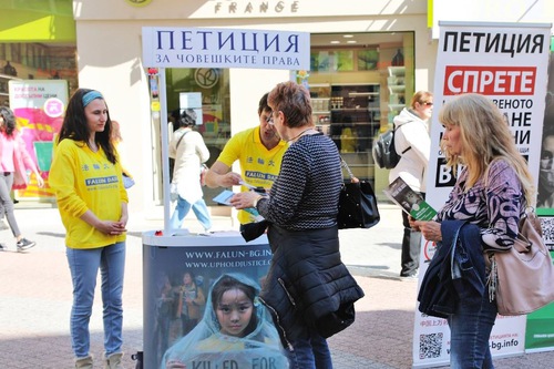 Image for article Bulgaria: residentes y turistas conocen Falun Dafa y se informan sobre la persecución en China