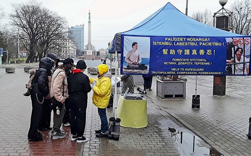 Image for article Letonia: Practicantes de Dafa celebran actividades en Riga para denunciar la persecución en China