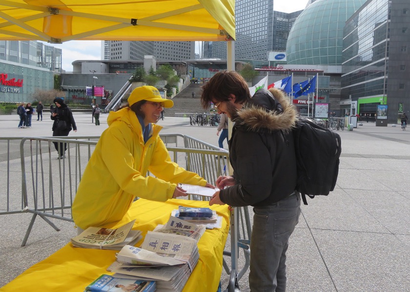 Image for article ​Francia: Apoyo público a Falun Dafa durante evento para exponer las atrocidades del PCCh