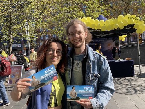 Image for article Finlandia: Mientras los practicantes celebran el Día Mundial de Falun Dafa, la gente de Helsinki muestra su apoyo