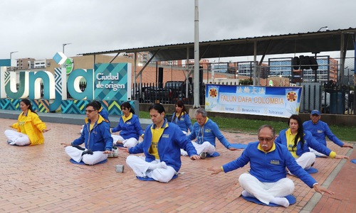 Image for article Colombia: La gente aprende sobre Falun Dafa durante un evento para celebrar el Día Mundial de Falun Dafa