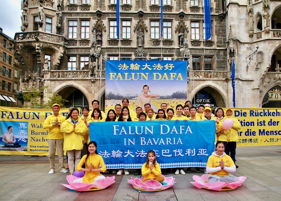 Image for article Jóvenes de Múnich aprenden los ejercicios durante las celebraciones del Día Mundial de Falun Dafa