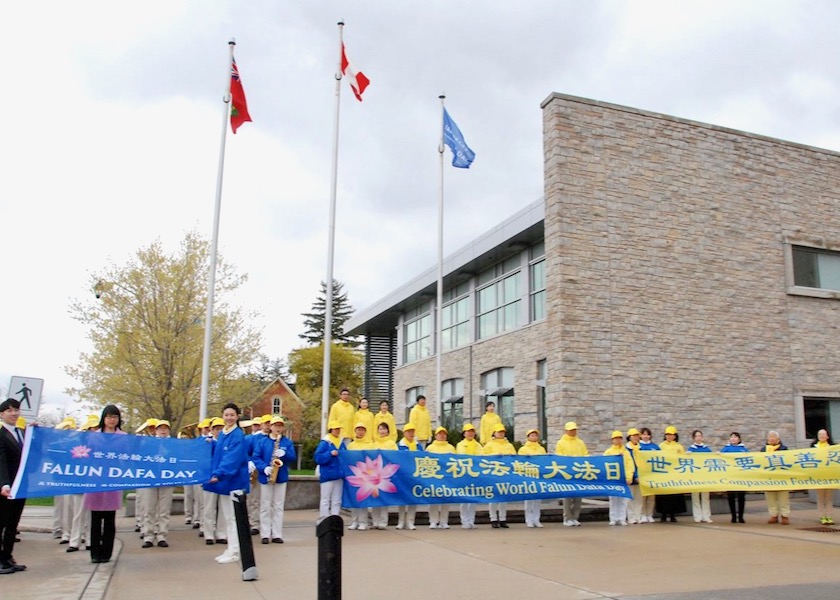 Image for article Ciudad canadiense iza la bandera de Falun Dafa para celebrar el Día de Falun Dafa- Alcalde: 