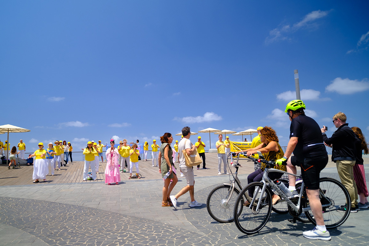 Image for article Tel Aviv, Israel: los practicantes celebran el Día Mundial de Falun Dafa