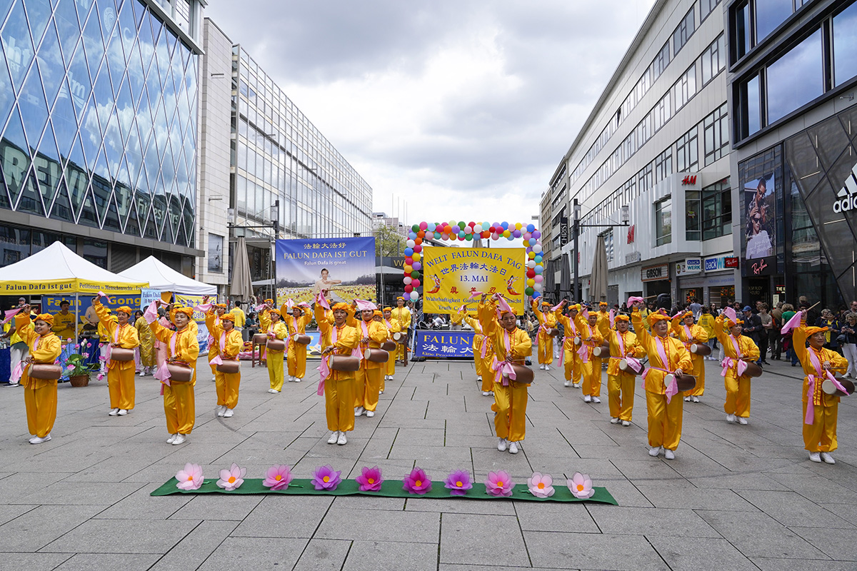 Image for article Frankfurt, Alemania: la gente elogia los principios de Falun Dafa en las celebraciones, mientras los dignatarios envían cartas para conmemorar el día de Falun Dafa