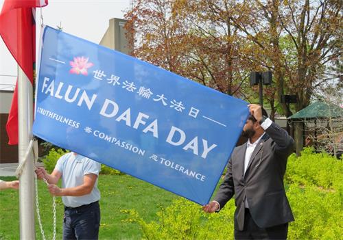 Image for article Izado de bandera para celebrar el Día Mundial de Falun Dafa en Amherstburg, Canadá